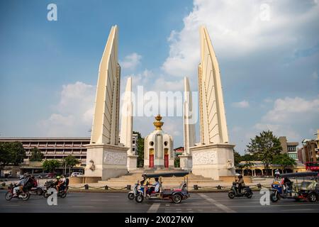 Le Monument de la démocratie à Banglamphu dans la ville de Bangkok en Thaïlande. Thaïlande, Bangkok, Dezember, 9, 2023 Banque D'Images