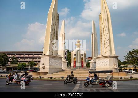 Le Monument de la démocratie à Banglamphu dans la ville de Bangkok en Thaïlande. Thaïlande, Bangkok, Dezember, 9, 2023 Banque D'Images