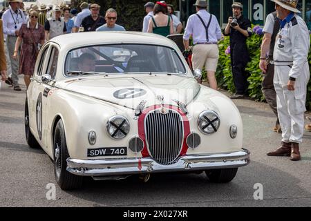 Le Lister-Jaguar Mk1 1958 d'Anthony Reid est conduit à travers les paddocks lors de la réunion Goodwood Revival 2023, Sussex, Royaume-Uni. Banque D'Images