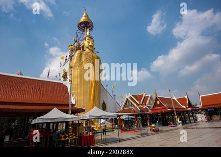 Le Grand Bouddha doré de Wat Intharawihan à Thewet dans la ville de Bangkok en Thaïlande. Thaïlande, Bangkok, Dezember, 9, 2023 Banque D'Images