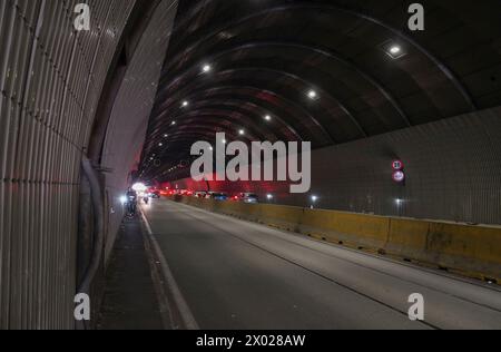 Tunnel de circulation menant sous la Piazza del Plebiscito et le Palazzo Salerno à Naples, Italie. Banque D'Images