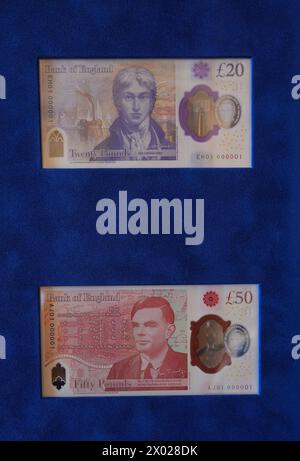 Une vue des billets de 20 £ et de 50 £ portant un portrait holographique du roi Charles III, qui entrera en circulation le 5 juin, présentée au roi par le gouverneur de la Banque d'Angleterre Andrew Bailey, au palais de Buckingham, à Londres. Le roi n'est que le deuxième monarque britannique à honorer les billets de la Banque d'Angleterre. Date de la photo : mardi 9 avril 2024. Banque D'Images