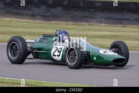 1962 Lotus-Climax 25 pendant le défilé des 75 ans de Lotus au Goodwood Revival 2023, Sussex, Royaume-Uni. Banque D'Images