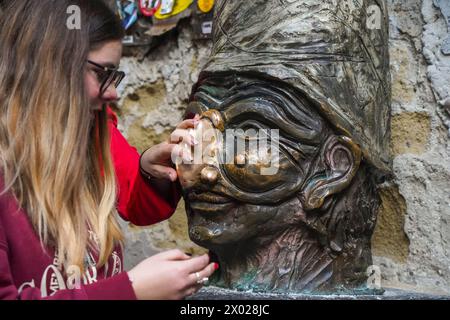 Statue de bronze Pulcinella, personnage de marionnettes napolitaines, touchant le nez de Pulcinella porte chance et fortune. Naples, Italie. Banque D'Images