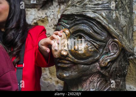 Statue de bronze Pulcinella, personnage de marionnettes napolitaines, touchant le nez de Pulcinella porte chance et fortune. Naples, Italie. Banque D'Images