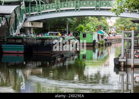 Le canal Khlong Phasi Charoen à Thonburi dans la ville de Bangkok en Thaïlande. Thaïlande, Bangkok, Dezember, 4, 2023 Banque D'Images