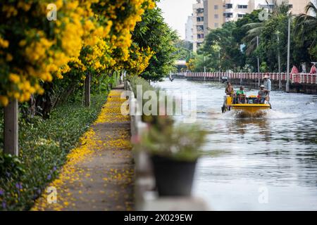 Le canal Khlong Phasi Charoen à Thonburi dans la ville de Bangkok en Thaïlande. Thaïlande, Bangkok, Dezember, 4, 2023 Banque D'Images