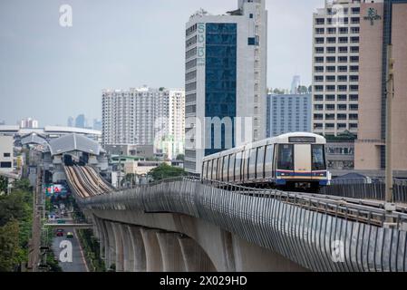 Un train de skytrain ou métro à Thonburi dans la ville de Bangkok en Thaïlande. Thaïlande, Bangkok, Dezember, 4, 2023 Banque D'Images