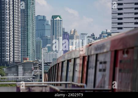 Un train de skytrain ou métro à Thonburi dans la ville de Bangkok en Thaïlande. Thaïlande, Bangkok, Dezember, 4, 2023 Banque D'Images