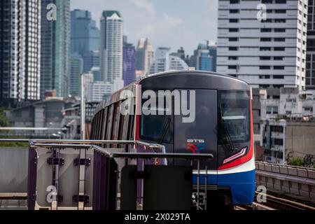 Un train de skytrain ou métro à Thonburi dans la ville de Bangkok en Thaïlande. Thaïlande, Bangkok, Dezember, 4, 2023 Banque D'Images