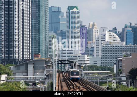 Un train de skytrain ou métro à Thonburi dans la ville de Bangkok en Thaïlande. Thaïlande, Bangkok, Dezember, 4, 2023 Banque D'Images