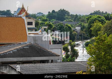 Le canal Khlong Phasi Charoen à Thonburi dans la ville de Bangkok en Thaïlande. Thaïlande, Bangkok, Dezember, 4, 2023 Banque D'Images