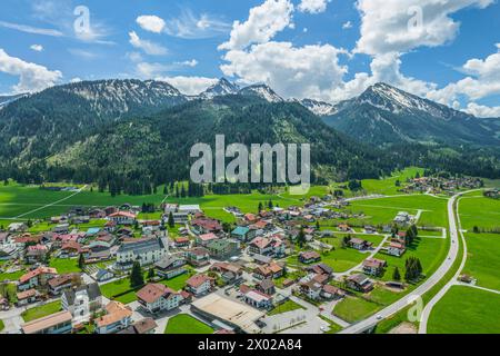 Die Ortschaft Tannheim in Tirol im Luftbild Blick auf Tannheim im Tannheimer Tal im Frühling Tannheim Tirol Österreich *** le village de Tannheim in Banque D'Images