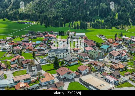 Die Ortschaft Tannheim in Tirol im Luftbild Blick auf Tannheim im Tannheimer Tal im Frühling Tannheim Tirol Österreich *** le village de Tannheim in Banque D'Images