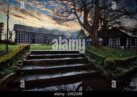 Vue sur la pelouse en direction de Samlesbury Hall Banque D'Images