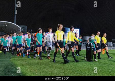 Christchurch, Nouvelle-Zélande, 9 avril 2024 : L'arbitre et la mascotte mènent les équipes devant l'international amical entre la Nouvelle-Zélande et la Thaïlande au stade Apollo Projects à Christchurch, Nouvelle-Zélande. Crédit : James Foy / Alamy Live News Banque D'Images