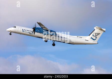 Universal Air de Havilland Canada Dash 8-400 (REG : 9H-SWW) au départ de l'aéroport de Pecs Pogany Hongrie en vol VO121. Banque D'Images