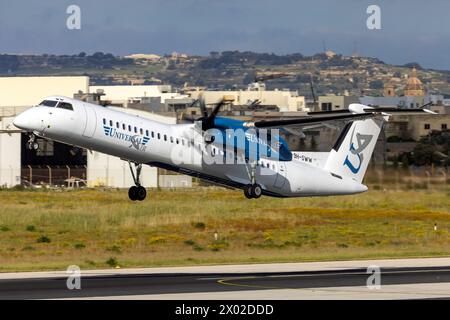 Universal Air de Havilland Canada Dash 8-400 (REG : 9H-SWW) au départ de l'aéroport de Pecs Pogany Hongrie en vol VO121. Banque D'Images