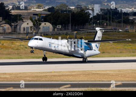 Universal Air de Havilland Canada Dash 8-400 (REG : 9H-SWW) au départ de l'aéroport de Pecs Pogany Hongrie en vol VO121. Banque D'Images