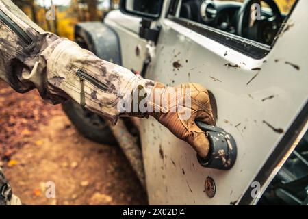 Thème automobile tout-terrain. Wilderness Dirt Road Drive Banque D'Images