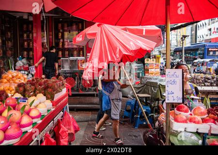 Fruitshops au Marketstreet de Yaowarat Road dans China Town dans la ville de Bangkok en Thaïlande. Thaïlande, Bangkok, 8 novembre 2023 Banque D'Images