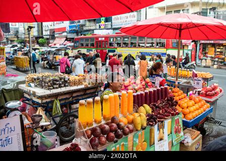 Fruitshops au Marketstreet de Yaowarat Road dans China Town dans la ville de Bangkok en Thaïlande. Thaïlande, Bangkok, 8 novembre 2023 Banque D'Images