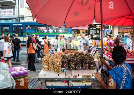 Fruitshops au Marketstreet de Yaowarat Road dans China Town dans la ville de Bangkok en Thaïlande. Thaïlande, Bangkok, 8 novembre 2023 Banque D'Images