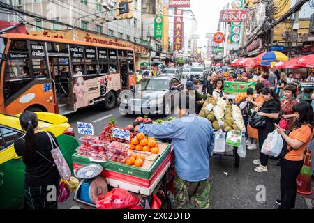 Fruitshops au Marketstreet de Yaowarat Road dans China Town dans la ville de Bangkok en Thaïlande. Thaïlande, Bangkok, 8 novembre 2023 Banque D'Images