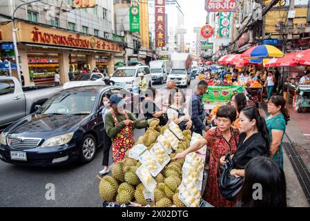 Fruitshops au Marketstreet de Yaowarat Road dans China Town dans la ville de Bangkok en Thaïlande. Thaïlande, Bangkok, 8 novembre 2023 Banque D'Images