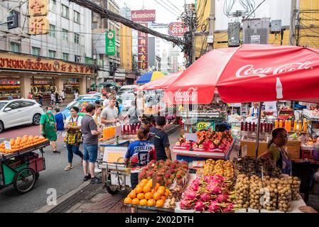 Fruitshops au Marketstreet de Yaowarat Road dans China Town dans la ville de Bangkok en Thaïlande. Thaïlande, Bangkok, 8 novembre 2023 Banque D'Images