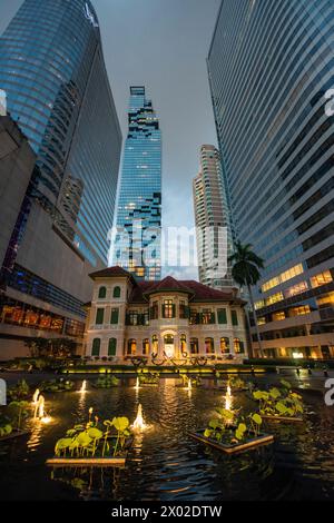 La maison sur Sathorn en face de King Power Mahanakhon Tower Building dans la ville de Bangkok en Thaïlande. Thaïlande, Bangkok, Dezember, 5, 2023 Banque D'Images