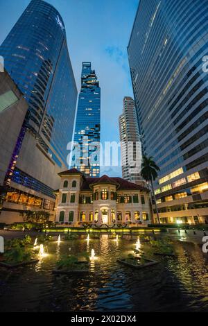 La maison sur Sathorn en face de King Power Mahanakhon Tower Building dans la ville de Bangkok en Thaïlande. Thaïlande, Bangkok, Dezember, 5, 2023 Banque D'Images