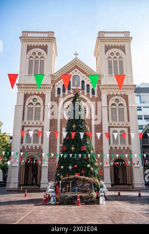 La cathédrale de l'Assomption à Bang Rak dans la ville de Bangkok en Thaïlande. Thaïlande, Bangkok, 6 décembre 2023 Banque D'Images