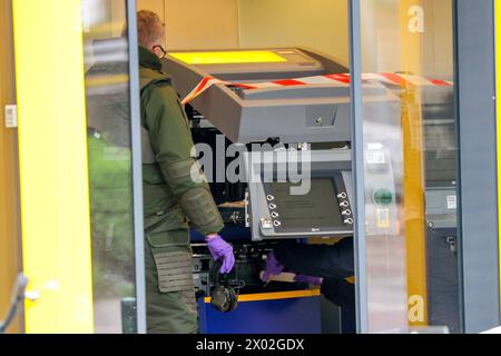 Hambourg, Allemagne. 09th Apr, 2024. Les désintégrateurs de la police de Hambourg inspectent plusieurs distributeurs automatiques de billets et obtiennent des traces éventuelles lors d'une opération dans une succursale de la banque postale à Hambourg-Lurup. Une succursale de la banque postale dans le Lurup-Center de Hambourg et dans les rues environnantes a été bouclée mardi matin et des équipes d'élimination des explosifs ont été appelées. Crédit : Bodo Marks/dpa/Alamy Live News Banque D'Images