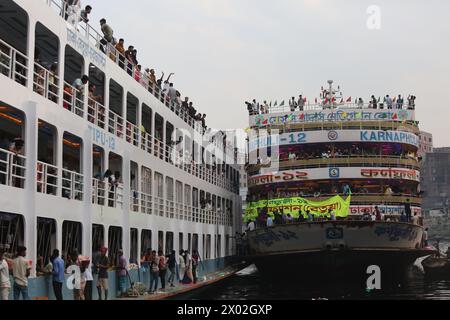 Dhaka. 9 avril 2024. Des ferries remplis de voyageurs à destination de chez eux sont vus au terminal de lancement de Sadarghat à Dhaka, Bangladesh, le 8 avril 2024. Alors que le festival de l'Aïd al-Fitr approche, des centaines de milliers d'habitants de la capitale bangladaise ont fui la ville pour rejoindre le festival avec leurs parents dans les maisons du village. Crédit : Xinhua/Alamy Live News Banque D'Images