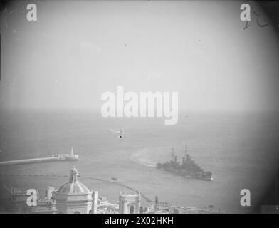 ARRIVÉE À MALTE DE DEUX DES NAVIRES HM EN PROVENANCE DU ROYAUME-UNI. 11 FÉVRIER 1942, GRAND HARBOUR, MALTE. - HMS CLEOPATRA suivi du destroyer HMS FORTUNE passant le brise-lames du Grand Harbour, Malte Banque D'Images