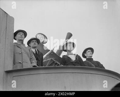 LES HOMMES DE LA CORVETTE BRITANNIQUE, HMS VERVAIN, EN SERVICE ACTIF. 9-10 JUILLET 1942. - L'équipage d'un pistolet Pom-pom à leur poste Banque D'Images