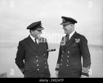 Le commandant R W Moire et le capitaine Q d Graham sont photographiés à bord du HMS Indefatigable à Greenock le 12 mai 1944, tous deux en tant qu'officiers supérieurs de la Royal Navy pendant la seconde Guerre mondiale Banque D'Images