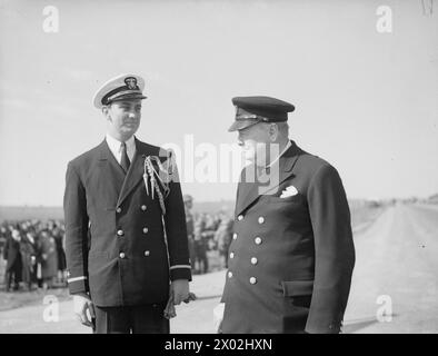 VISITE DE M. CHURCHILL EN ISLANDE. 16 AOÛT 1941, REYKJAVIK, ISLANDE. AU RETOUR DE SA RENCONTRE AVEC LE PRÉSIDENT ROOSEVELT, MONSIEUR CHURCHILL S'EST RENDU EN ISLANDE. - Le premier ministre et l'enseigne Franklin Roosevelt, junior Banque D'Images