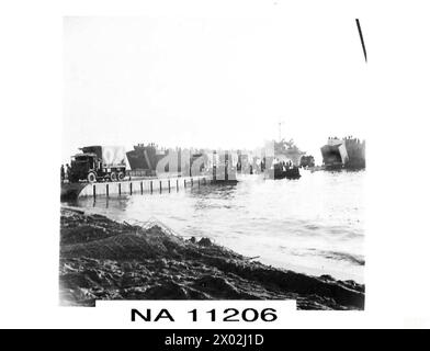 Pendant les débarquements alliés au sud de Rome, les LTS de l'armée britannique ont été utilisés pour transporter des canons et des camions à terre en Italie. Banque D'Images