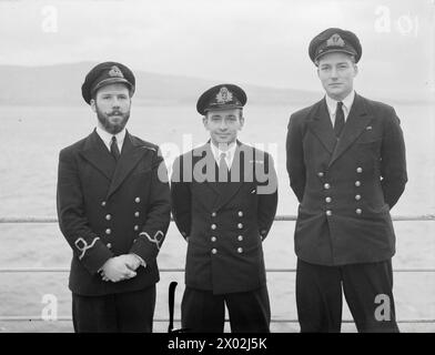 SOUS-MARINS MIDGET. 17 ET 18 DÉCEMBRE 1944, ROSYTHESAY BAY. OFFICIERS DE SOUS-MARIN MIDGET, HOMMES, EMBARCATIONS ET NAVIRE PARENT. - Commandants de passage ; de gauche à droite : sous-lieutenant K St J V Robinson, RNVR, Crosby, Liverpool ; sous-lieutenant P H Philip, MBE, SANF, Cape Town ; sous-lieutenant P C Dawson, RNVR, Redland, Bristol Banque D'Images