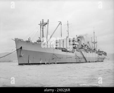 SOUS-MARINS MIDGET. 17 ET 18 DÉCEMBRE 1944, ROSYTHESAY BAY. OFFICIERS DE SOUS-MARIN MIDGET, HOMMES, EMBARCATIONS ET NAVIRE PARENT. - HMS BONAVENTURE, Midget Submarine Depot Ship Banque D'Images