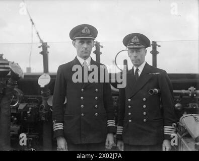 Les commandants CdR W. E. Wilson et le capitaine M. H. Evelegh sont montrés sur le pont du HMS Royalist, un croiseur de classe Dido, à Greenock le 3 septembre 1943. Banque D'Images