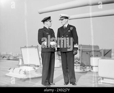 Le 22 janvier 1944, le contre-amiral H Frolov de la marine russe observe le débarquement d'Anzio depuis le HMS Orion, rencontrant le contre-amiral J M Mansfield à bord du navire amiral. Banque D'Images