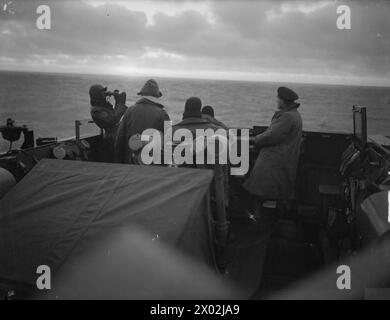 CONVOI EN RUSSIE, AVEC ESCORTE DE CROISEUR BRITANNIQUE SUR LA LIGNE DE VIE ARCTIQUE. DÉCEMBRE 1941, À BORD DU CROISEUR HMS SHEFFIELD. - PAS D'EMPREINTE Banque D'Images