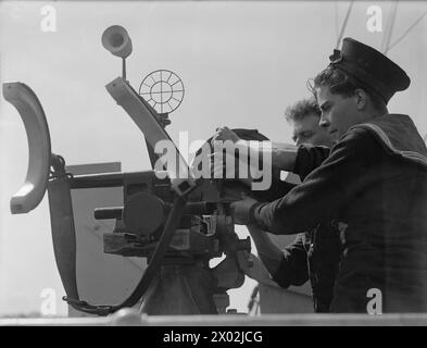 LES HOMMES DE LA CORVETTE BRITANNIQUE, HMS VERVAIN, EN SERVICE ACTIF. 9-10 JUILLET 1942. - Rechargement du canon antiaérien Oerlikon Banque D'Images