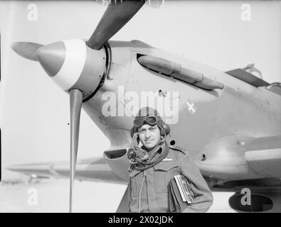 Le major X.F. Varvaresos, commandant de l'escadron no 335 (hellénique) de la RAF, se tient devant un ouragan Hawker Mark I à Aqir, en Palestine, pendant 1939-1943 opérations. Banque D'Images