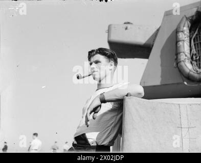 Les officiers et l'équipage du HMS Rodney en septembre 1940, y compris un marin de 20 ans du Dorset travaillant sur l'appareil de dragage de mines Paravane, pendant les opérations de la Royal Navy. Banque D'Images
