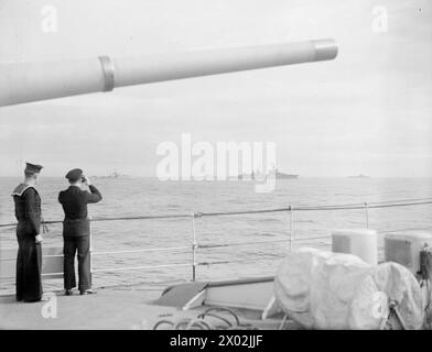 L'AUGUSTA ET SON ESCORTE DANS LA MANCHE. LE 14 JUILLET 1945, À BORD DU HMS ZODIAC, L'UN DES NAVIRES D'ESCORTE, S'APPROCHE DES DESCENTES. LE CROISEUR AMÉRICAIN AUGUSTA, TRANSPORTANT LE PRÉSIDENT TRUMAN À LA GRANDE RÉUNION DES TROIS, S'EST APPROCHÉ DES DOWNS AVEC SON ESCORTE DU CROISEUR BRITANNIQUE HMS BIRMINGHAM ET DES DESTROYERS HM SERAPIS, OBDURÉ, OBÉISSANT, ZÉLÉ, ZEPHYR, ET LE ZODIAC, ET LE CROISEUR AMÉRICAIN PHILADELPHIA. - L'AUGUSTA entre dans les Downs. En arrière-plan (de gauche à droite) HMS OBEDIENT, ODURATE et SERAPIS Banque D'Images