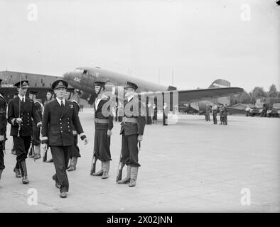 Les 12 et 13 juillet 1945, les détachements de la Royal Navy et de la Marine participent à une marche cérémonielle à travers Berlin, inspectée par le commodore H T England et le lieutenant-commandant A A Cavendish. Banque D'Images